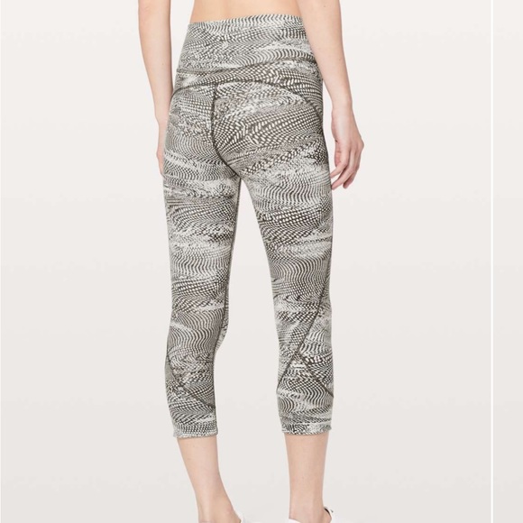 Lululemon In Movement Crop Everlux 19" in Swerve Vapor Metal Grey size 6 - Picture 2 of 8